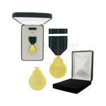 Image of Navy Expert Rifleman medal with black velour and Govt. Official boxes